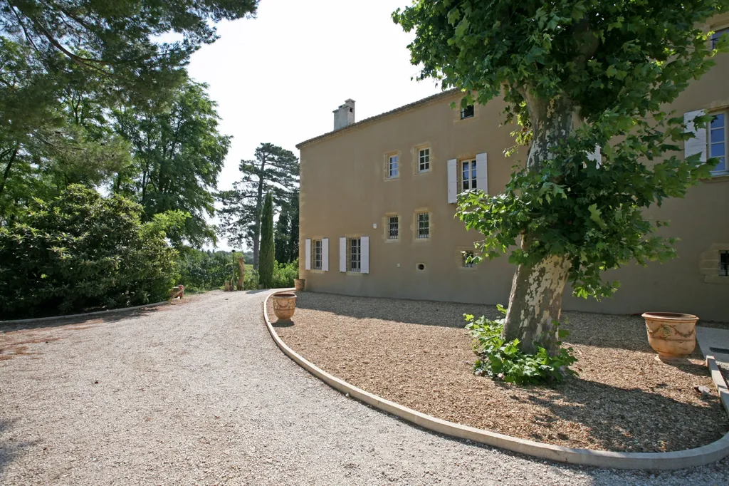 Château restauré au cœur d'un domaine privé