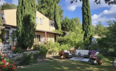 Havre de Paix à Cotignac : Villa d'Architecte avec Jardin Arboré, Piscine et Vues Panoramiques, Élu Plus Beau Village de France