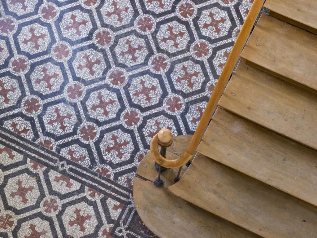 reportage photographique de la réhabilitation d'un hôtel particulier escalier en bois et carreaux de ciments rénovés