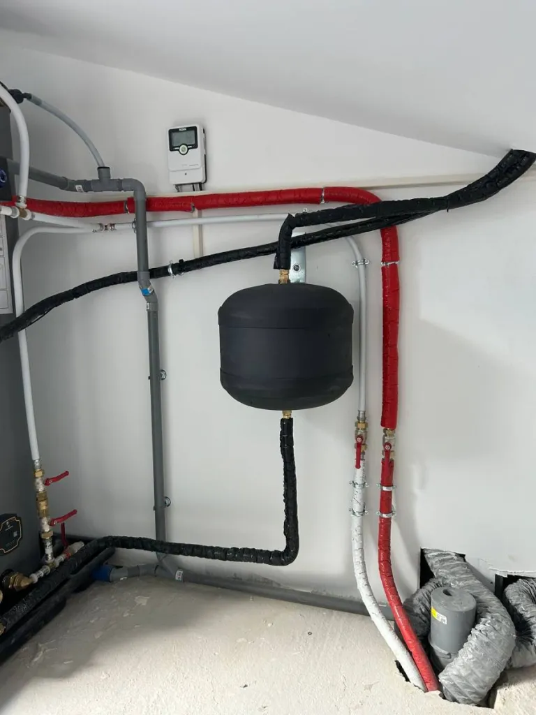 Chauffe-eau solaire avec capteurs HelioFrance et ballon Top Qube à côté d'Aubagne 