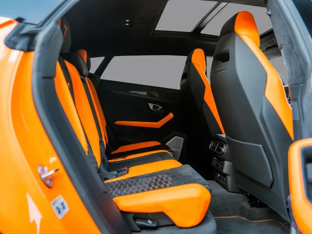 Lamborghini Urus Pearl Capsule Ad Personam – Banquette arrière sport luxe