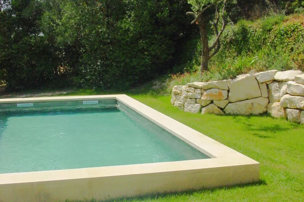 Proche de Villeneuve-lès-Avignon,   maison ancienne au charme Provençal avec piscine et tennis