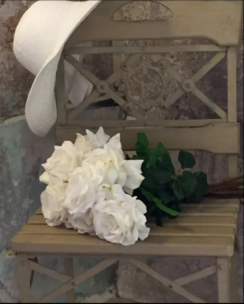 Chaise édité par Sacha avec le logo Sacha Décoration