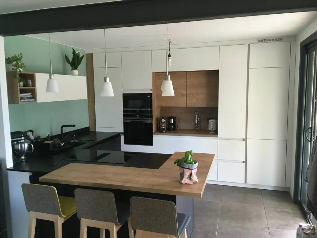 Création et pose d'une cuisine équipée avec électroménager haut de gamme