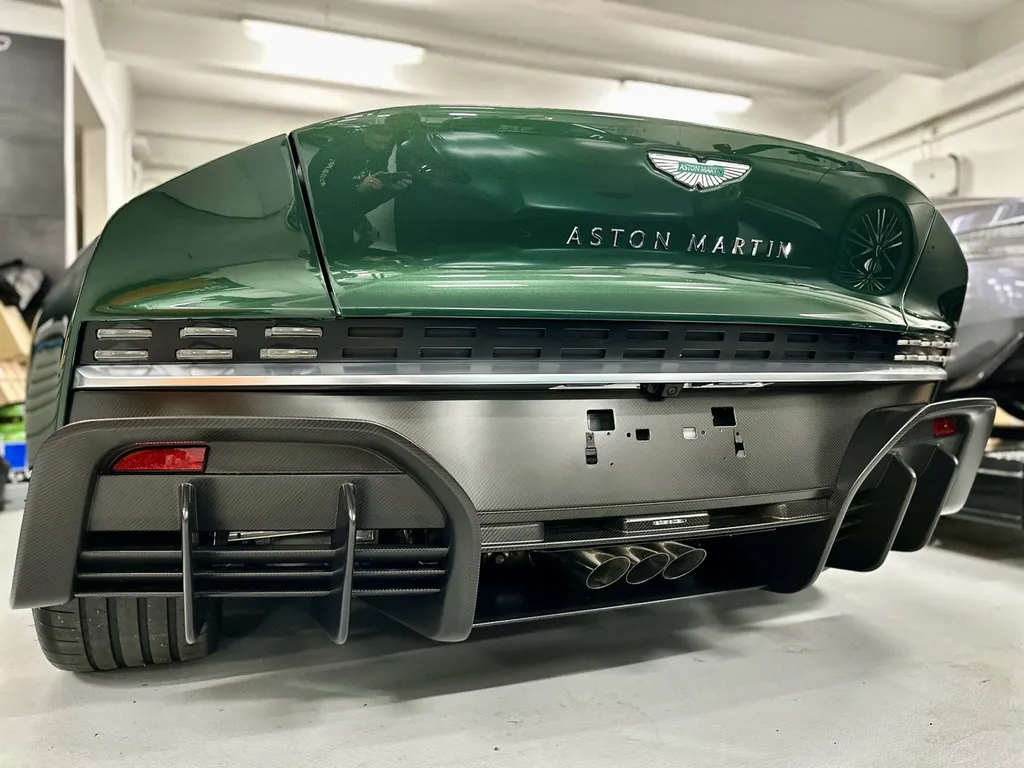 Traitement céramique Lyon protection carosserie Aston Martin Valour 