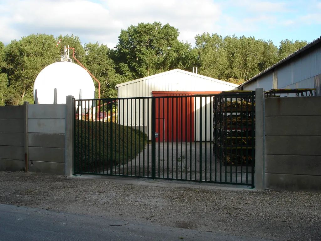 Installation de Portail Battant Industriel, Portail Barreaudage Acier et Fermeture Manuelle pour Site Professionnel et Zone d'Activité au Havre en Seine-Maritime à proximité de Rouen et Port-Jérôme-sur-Seine
