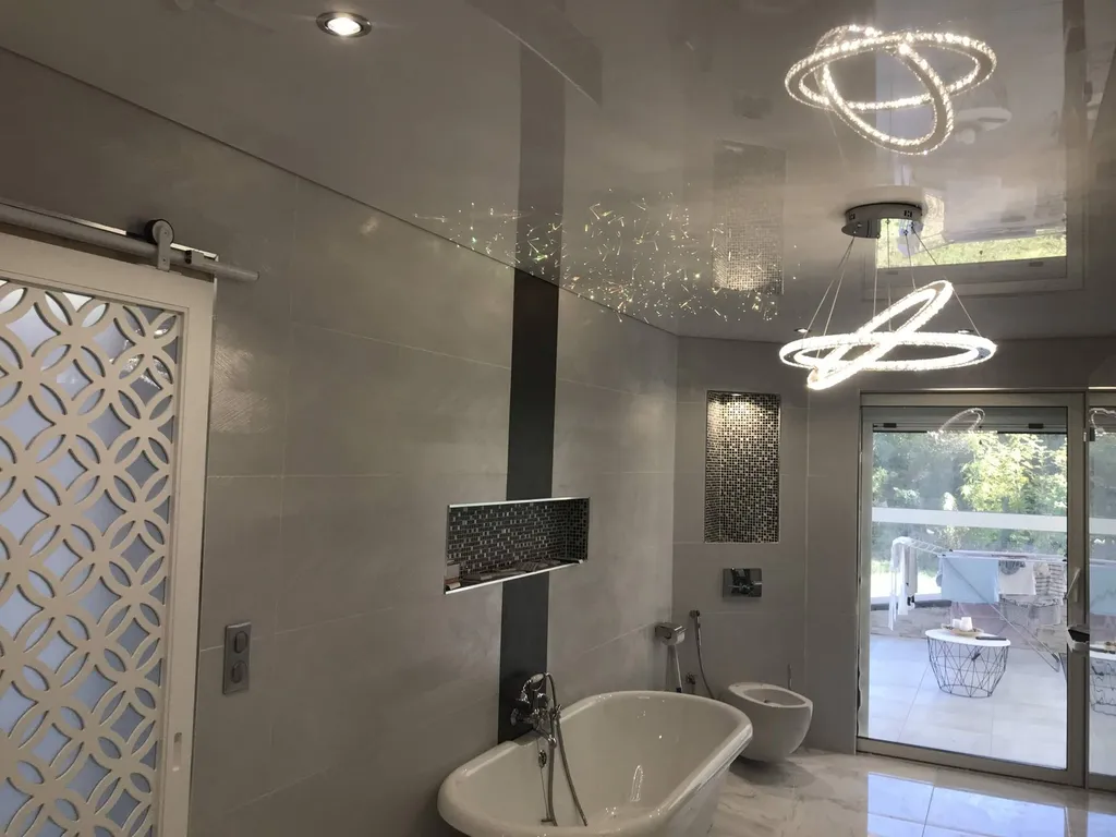 Plafond tendu laqué blanc dans salle de bains - Rieux de Pelleport