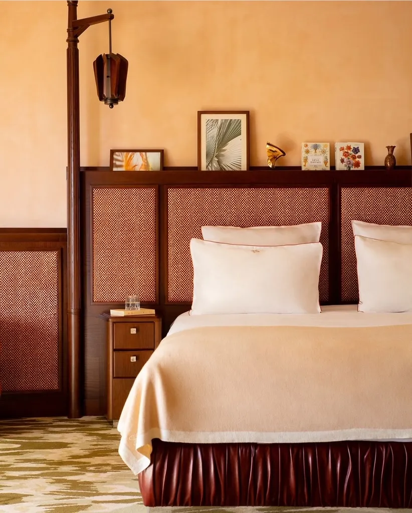 RENOVATION HOTEL LE MAS DE CANDILLE,HOTEL 5 ETOILES A MOUGINS DANS LE VAR, BADIGEON DE CHAUX TERRE DU MONDE, teintes personnalisée souhaitée par l'architecte HUGO TORO