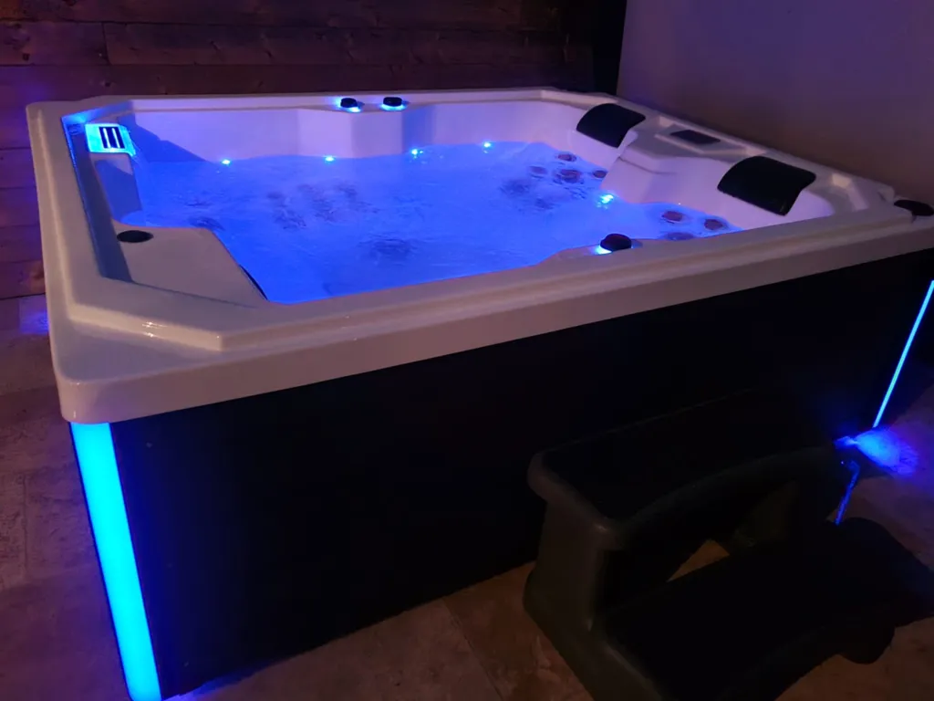 vente spa 3 places avec deux places allongées avec chromothérapie sur Uzès proche Remoulins