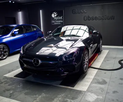 Cette Mercedes-AMG GT S bénéficie d’un film de protection PPF XPEL appliqué sur son bloc avant pour une défense invisible contre les agressions de la route.