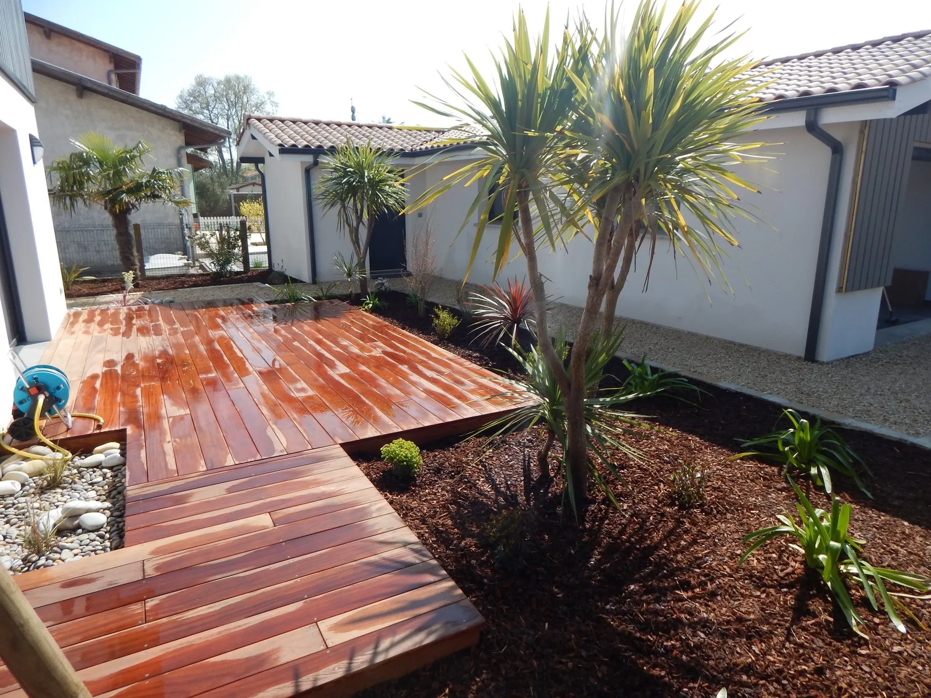 TERRASSE EN BOIS AU TEICH : UN AMÉNAGEMENT EXTÉRIEUR DURABLE ET ÉLÉGANT SUR LE BASSIN D'ARCACHON