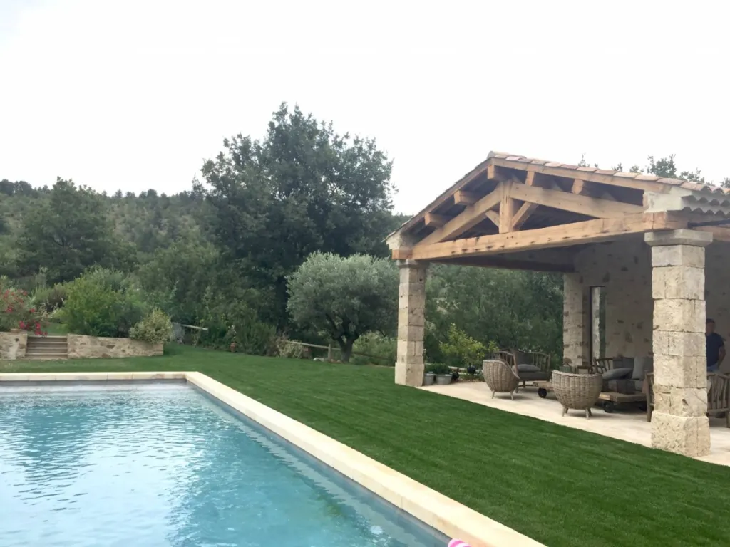 Pool house piscine en pierre ©Inspirationsdinterieurs