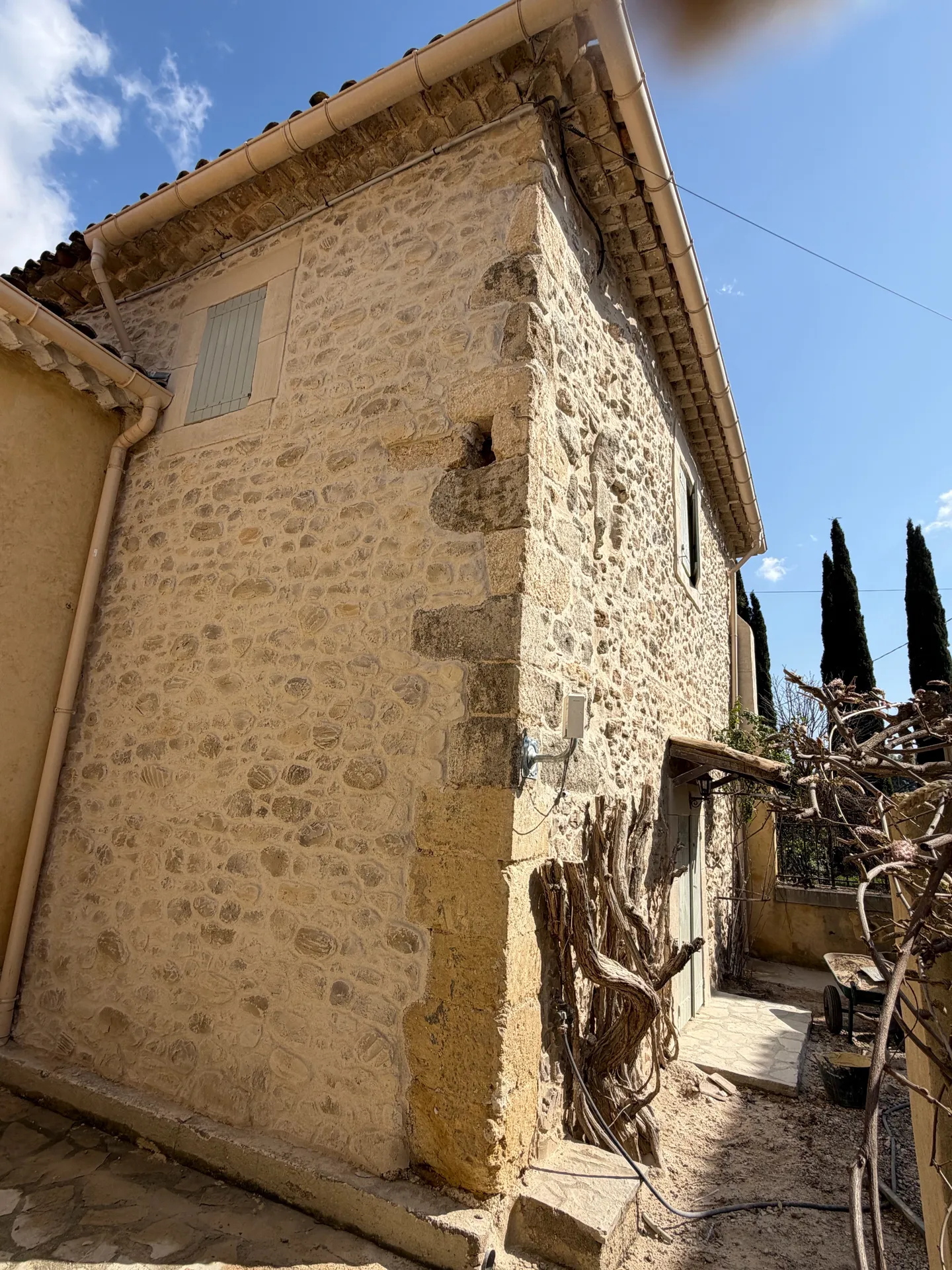 Rejointoiement des pierres avec des enduits à la chaux au Domaine St Pierre à Servian proche de Béziers