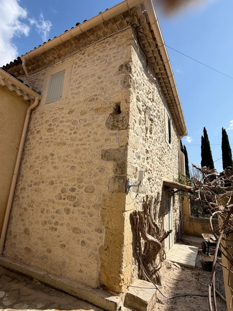 Rejointoiement des pierres avec des enduits à la chaux au Domaine St Pierre à Servian proche de Béziers
