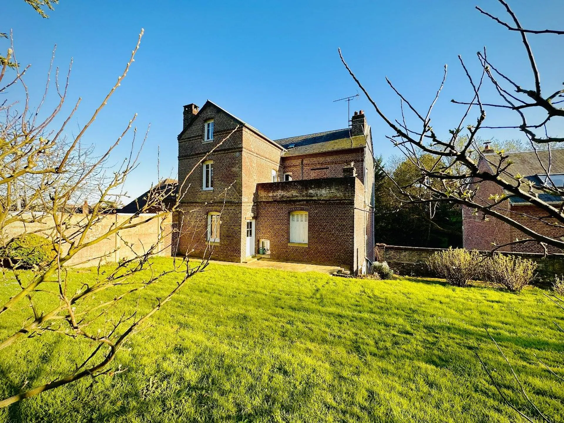 VENDU Propriété de caractère d'environ 200m² proche du centre-ville, et son terrain de 778m².