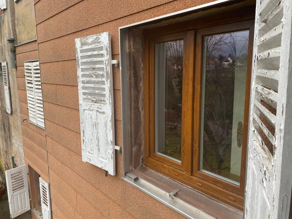 Remplacement de fenêtres PVC bicolores chêne doré avec volets roulants intégrés à Hænheim pour une isolation renforcée