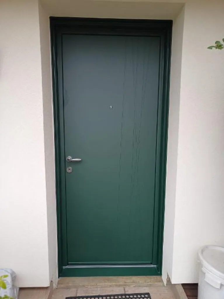 Installation d'une porte d’entrée en aluminium monobloc Sillage Évolution modèle Parme haute performance thermique à Arc-sur-Tille en Côte-d’Or