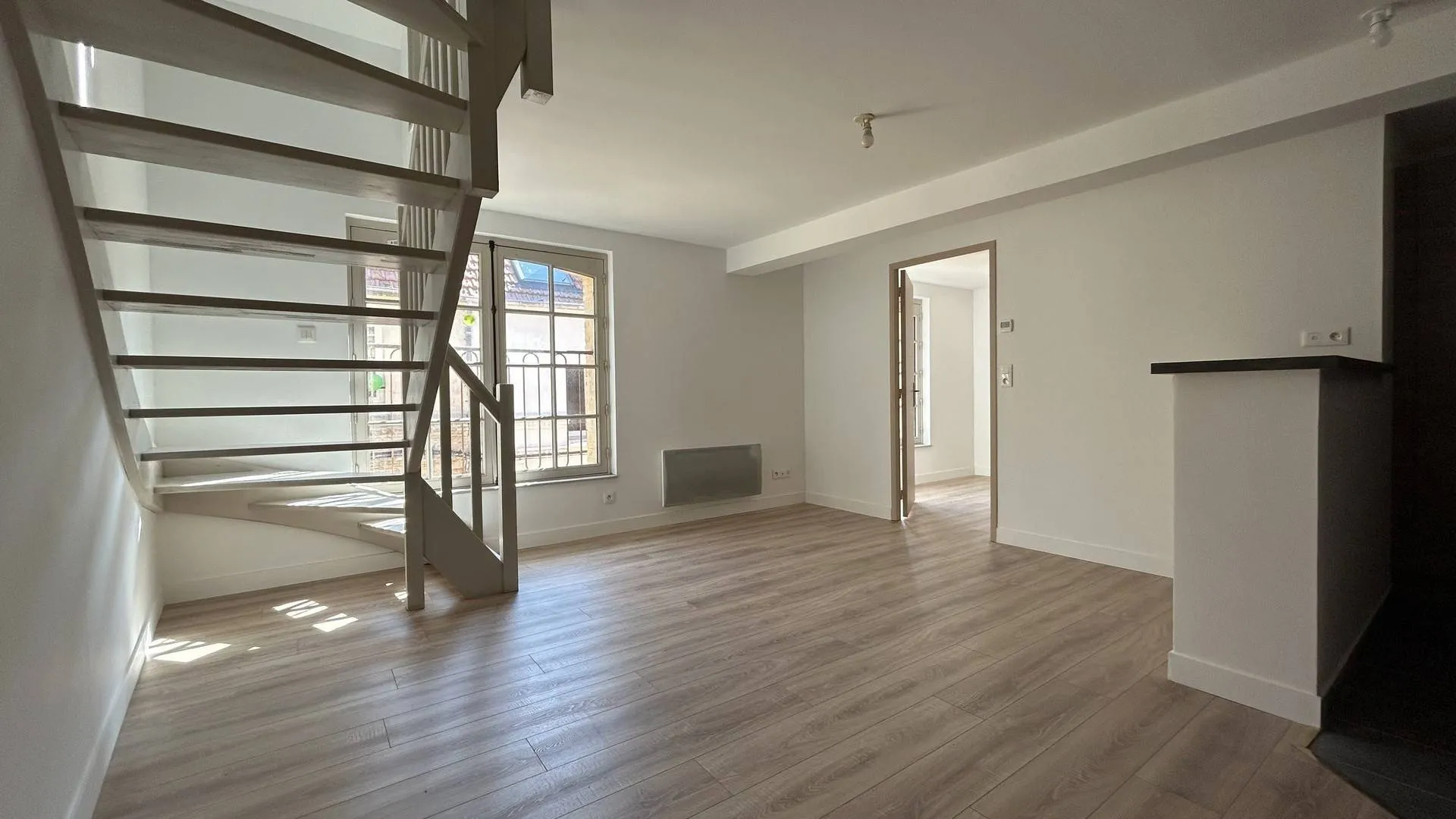 À vendre : Charmant duplex rénové dans une élégante copropriété de 1880, à deux pas de la plage et du port.