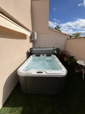 Vente d'un spa 3 places rigide et chauffant à Caissargues, près de Nîmes, installation sur une terrasse étroite. - MCR Piscines et Spas - Gard