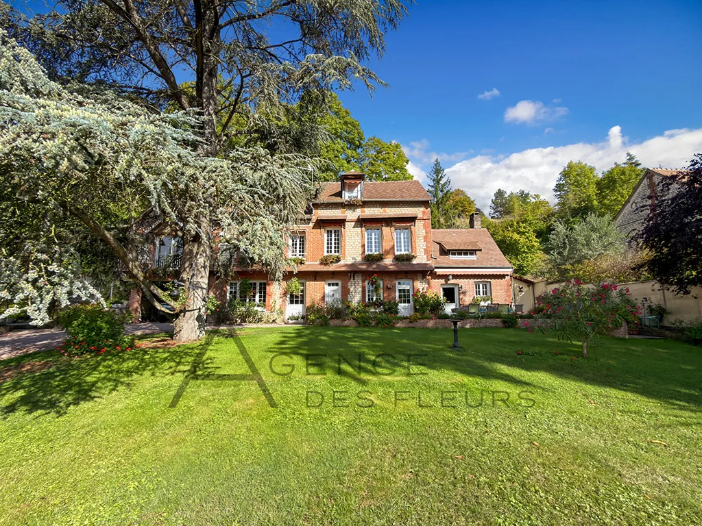 À vendre, élégante propriété familiale de 231m² édifiée sur un terrain de 2800m² sur la commune de FRENEUSE 76410