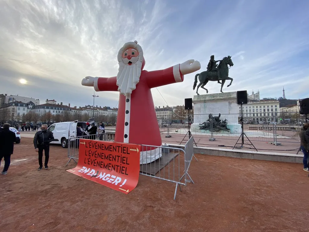 Où louer un père noël gonflable à Lyon