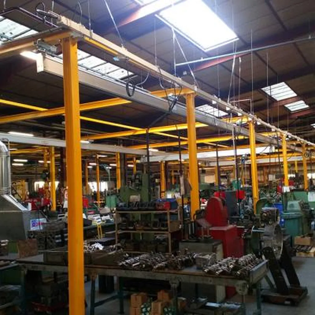 Réalisation d'une poutre roulante aluminium palan électrique à chaîne structure autoportée à Lyon dans le Rhône
