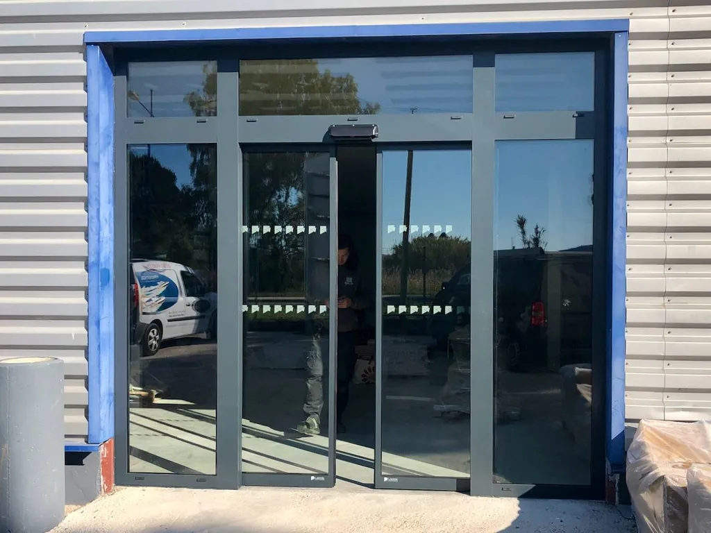Rénovation devanture menuiserie et porte automatique à Aix en Provence
