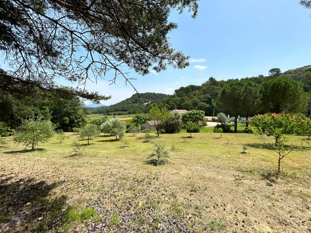 Ancienne ferme en pierre avec vue sur les vignes  à Entrechaux en Vaucluse  