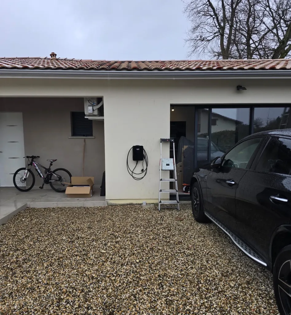 Dans le Médoc en Gironde, installation d'une borne de recharge design sans câbles apparents synchronisée sur vos panneaux photovoltaïques pour charger gratuitement votre Renault Mégane E-Tech.