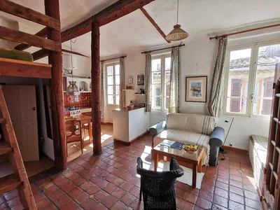 Appartement T1 Cassis au cœur du village en dernier étage avec combles 