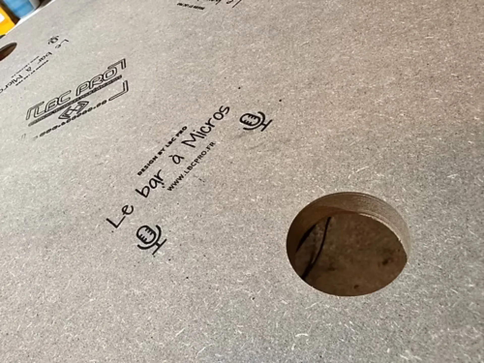 TABLE HAUTE BAR A MICROS