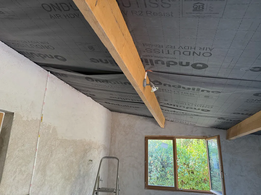Isolation d’un plafond en sous rampant par laine de verre finition placo plâtre  à Aix en Provence 