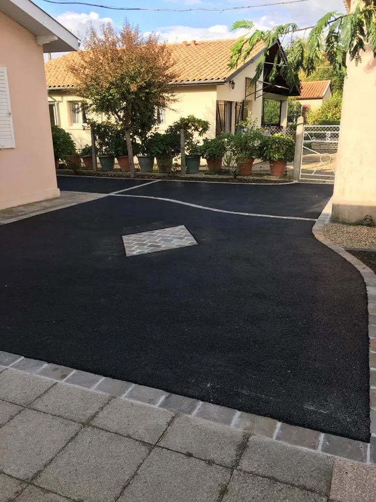 Pose d'enrobé pour allée de garage sur Bordeaux Rive droite