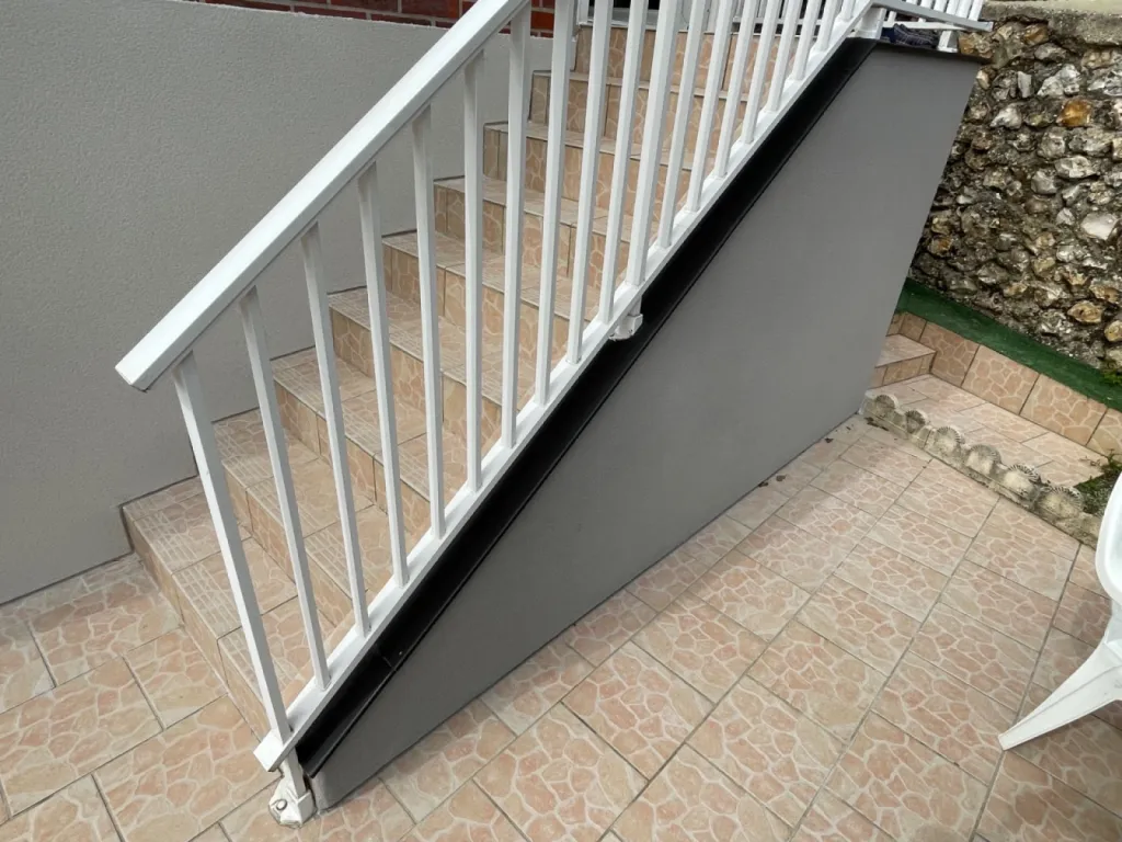 Réalisation d'un ravalement de façade avec enduit projeté à la chaux aérienne sur maison individuelle à gruchet le valasse proche Le Havre 