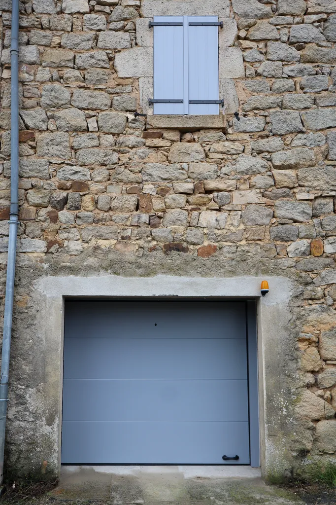 Porte sectionnelle motorisée sur mesure à Lablachère prés de Joyesue : une rénovation signée RG Aluminium pour votre confort et sécurité