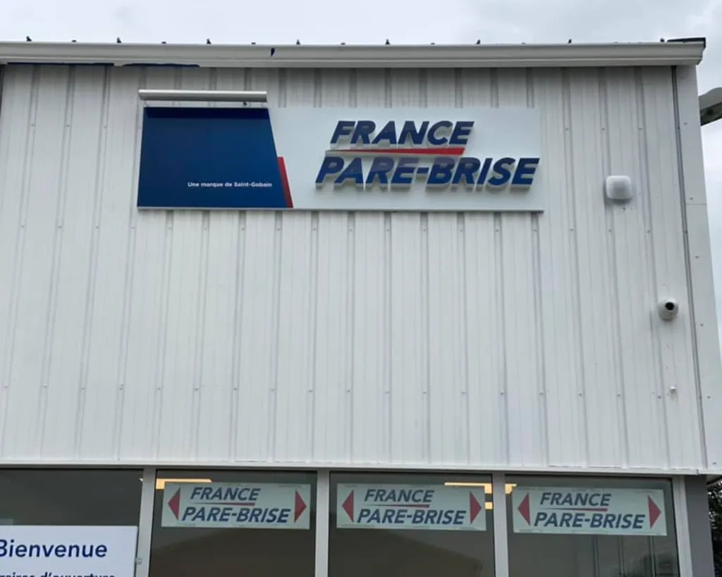 Conception enseigne publicitaire en lettres boitiers plexiglas avec éclairage leds à Trets