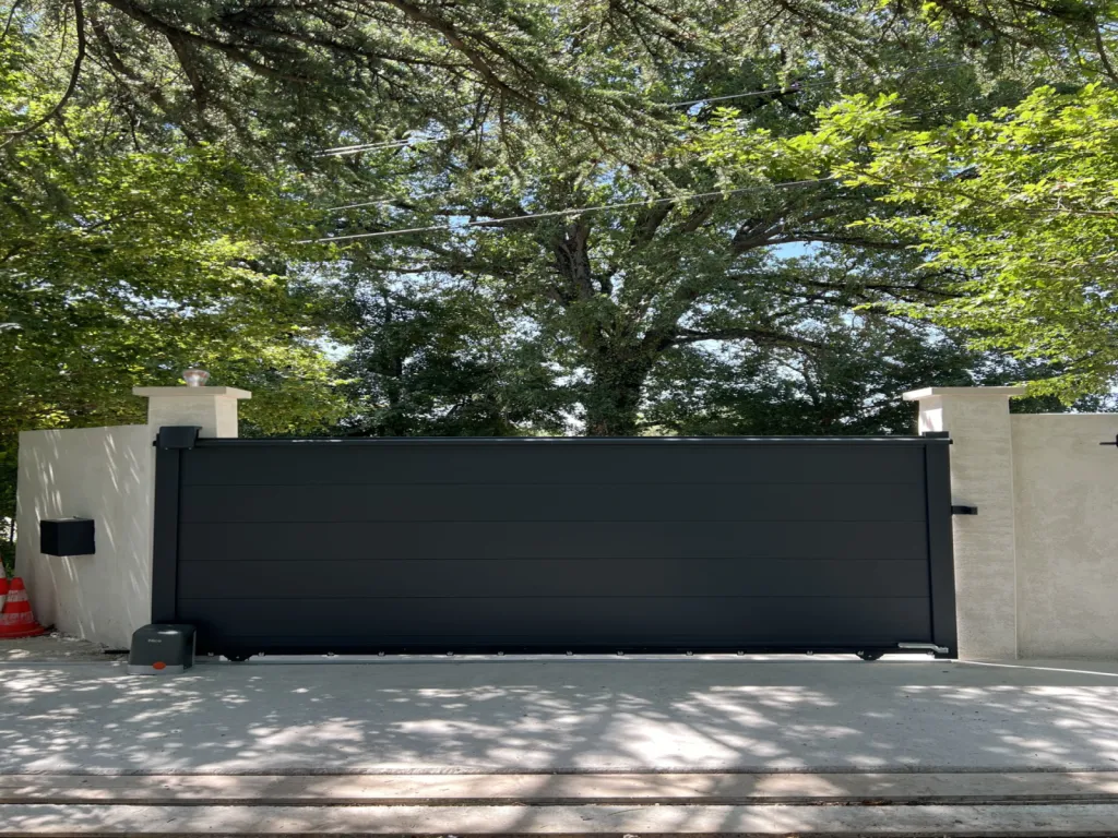 Installation de portail coulissant aluminium motorisé Filo 400 sur mesure gris RAL 7016 à Balma Haute-Garonne