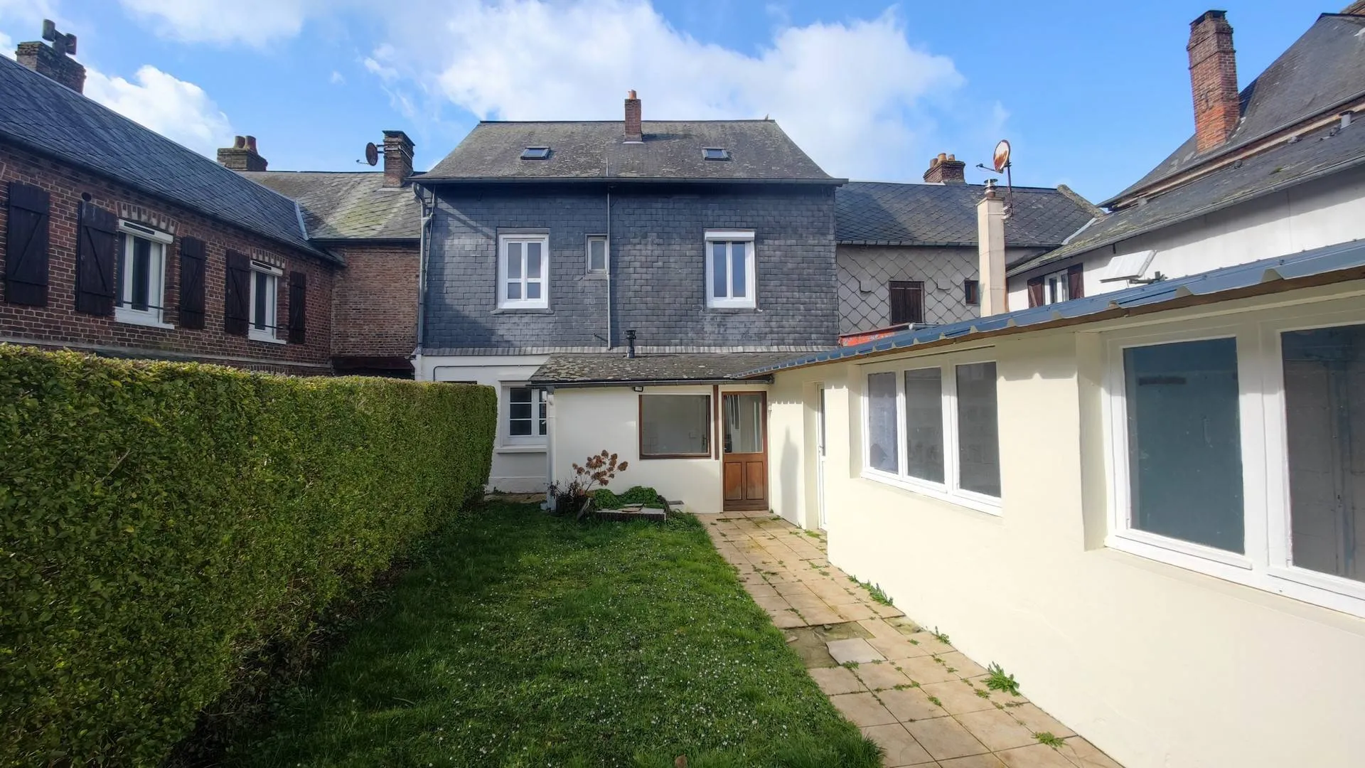 A vendre : Charmante Maison de Ville - Découvrez cette maison de caractère rénovée, prête à accueillir de nouveaux propriétaires en quête de tranquillité.