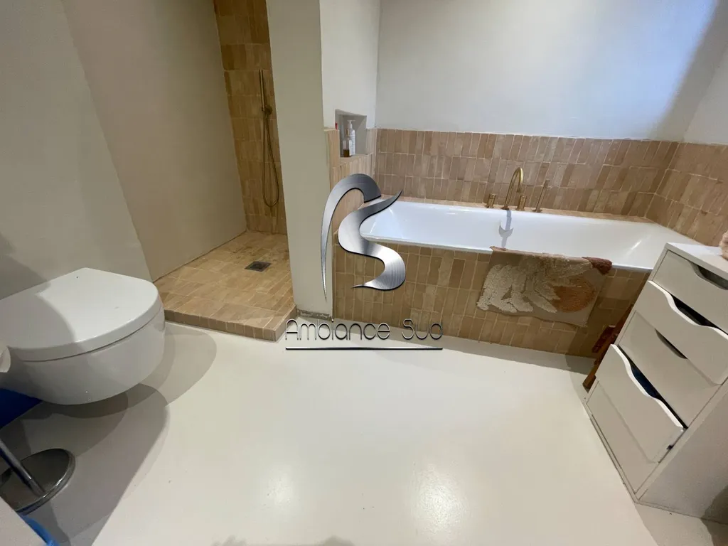 Rénovation du sol d’une maison en béton ciré coulé beige à Six Fours les plages dans le Var