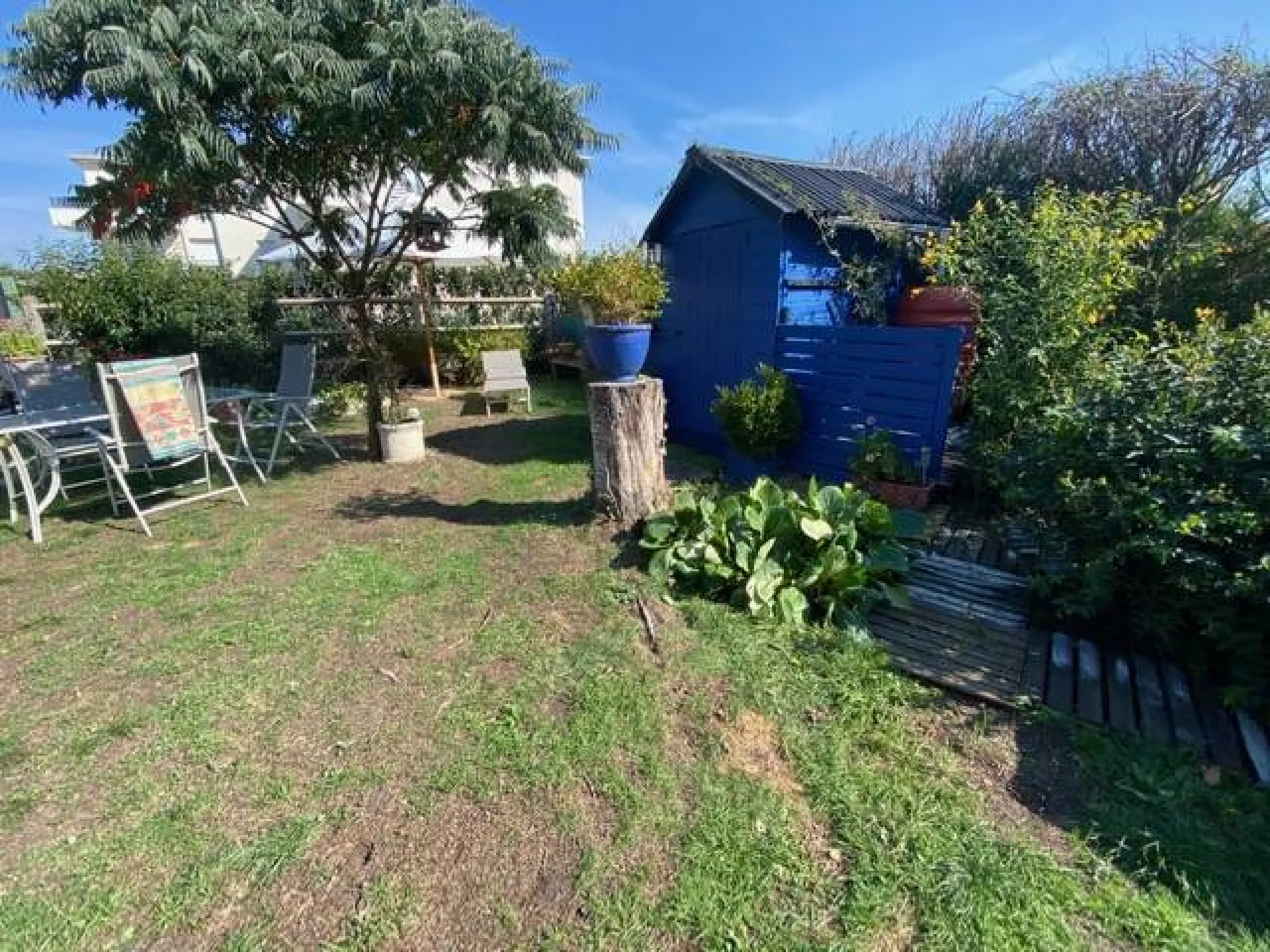 À lextérieur vous trouverez une très jolie terrasse et un cabanon de jardin.