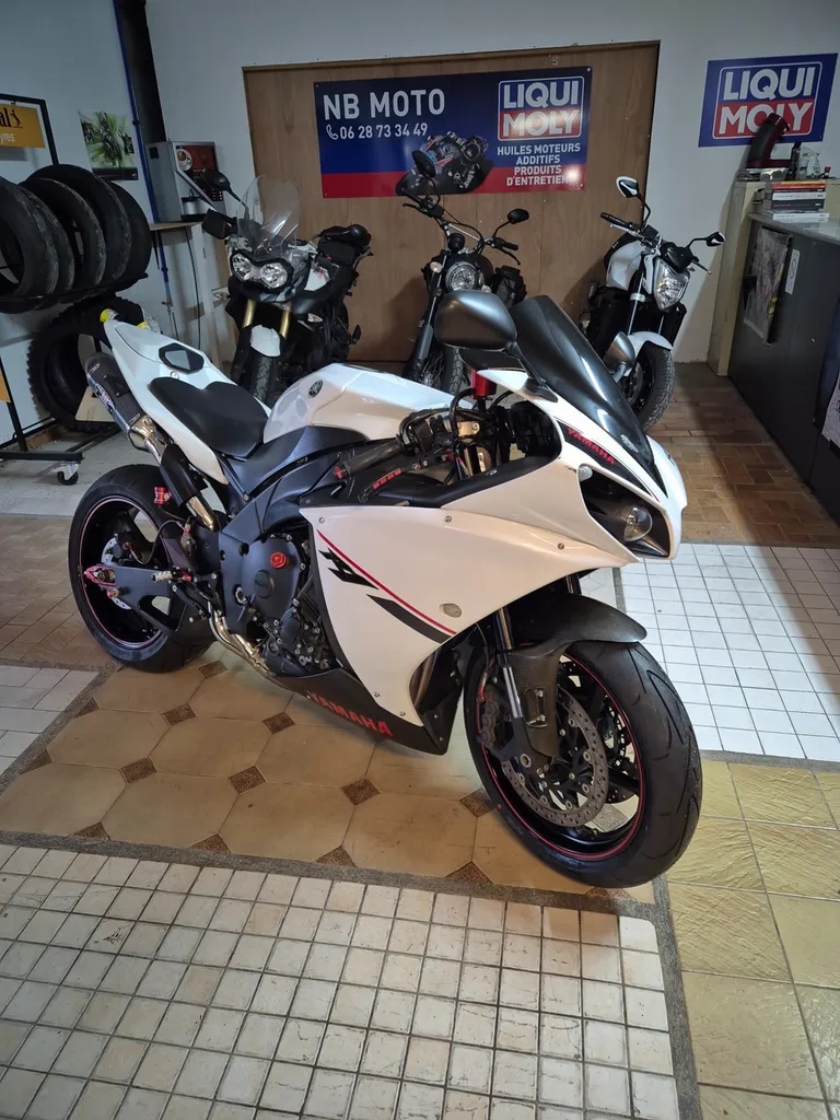Moto à vendre à Epouville près du Havre : Yamaha YZF R1 au prix de 11990 euros