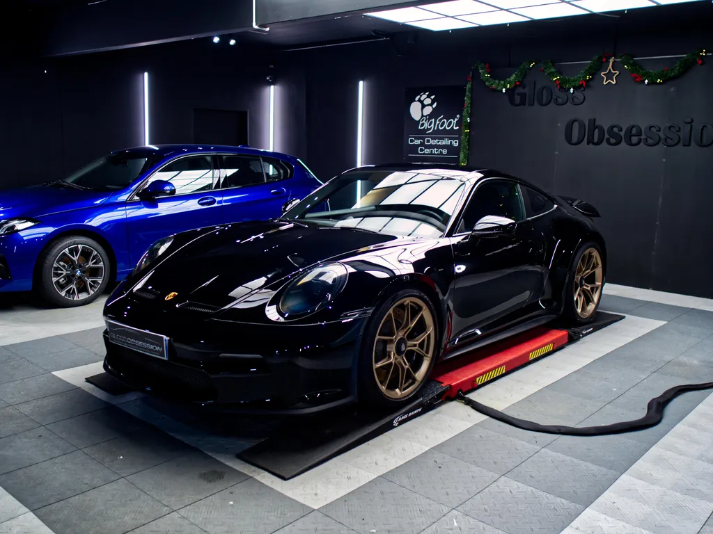 Pose du film PPF X-PEL sur Porsche 992 Turbo S noire à Vannes.