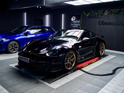 Pose du film PPF X-PEL sur Porsche 992 Turbo S noire à Vannes.