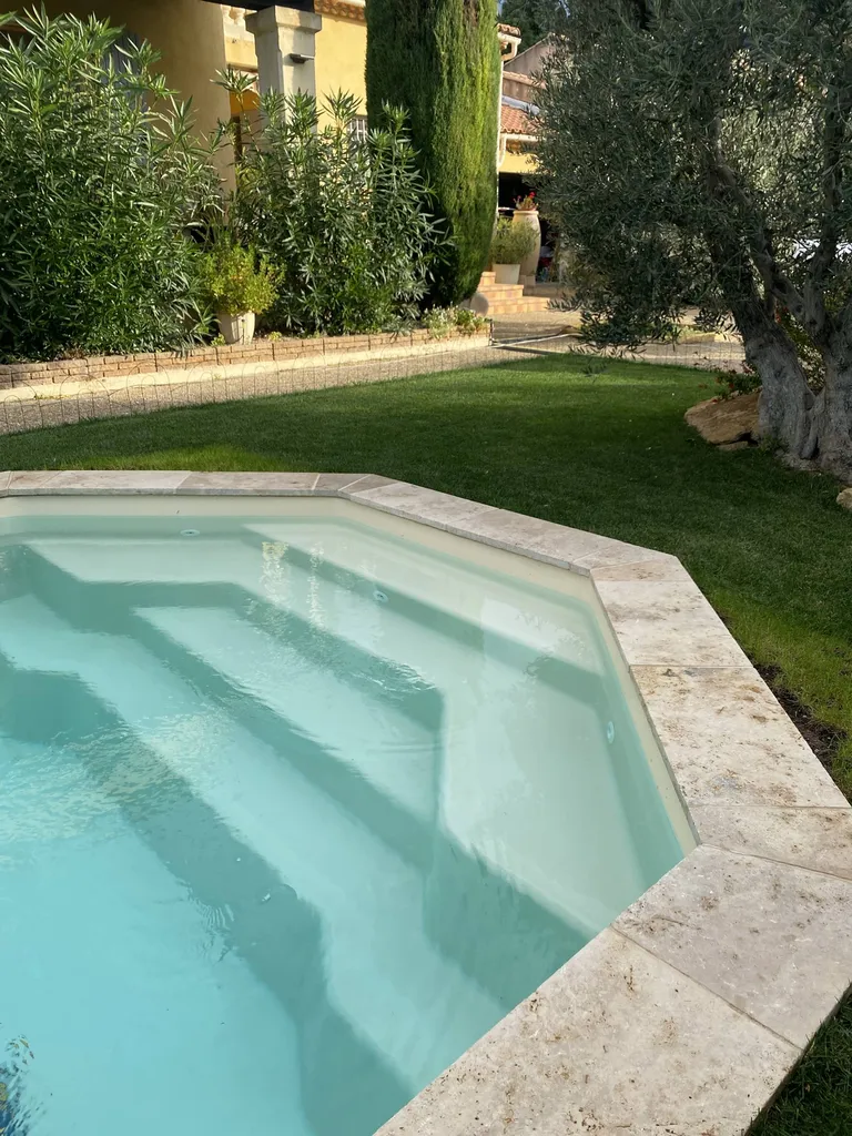 piscine coque vue sur escaliers