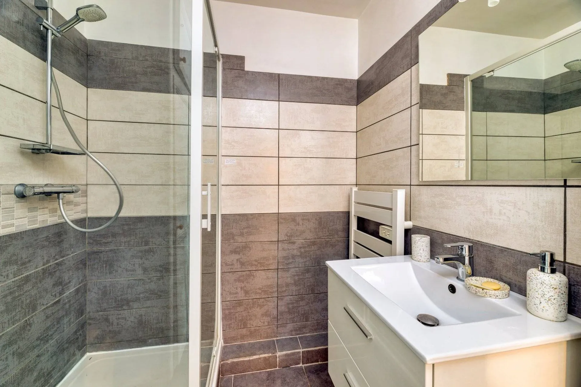 Vends chic studio face à l'océan.