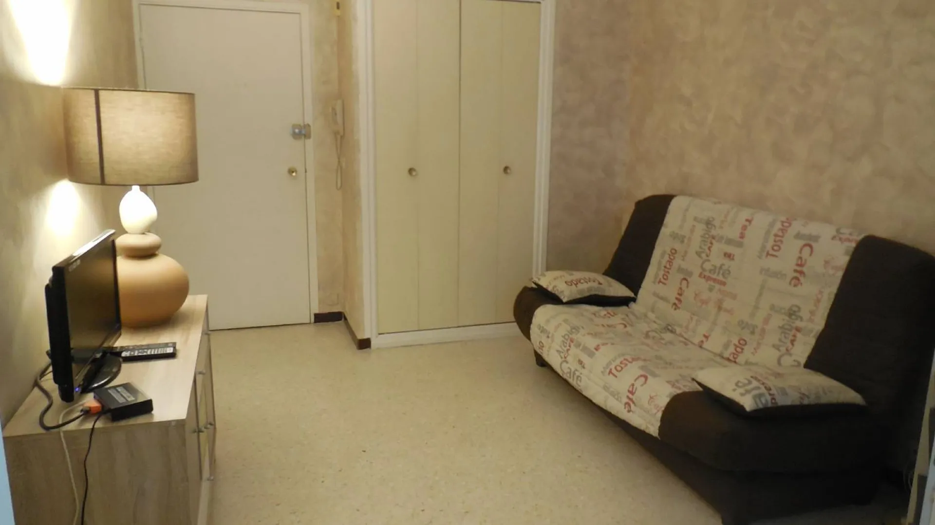 Studio Cassis  dans copropriété de standing avec piscine et ascenseur sur les hauteurs