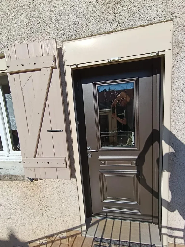 Installation d'une porte d’entrée en aluminium monobloc, en sur mesure à Saint-Aubin pour une rénovation thermique et sécurisée