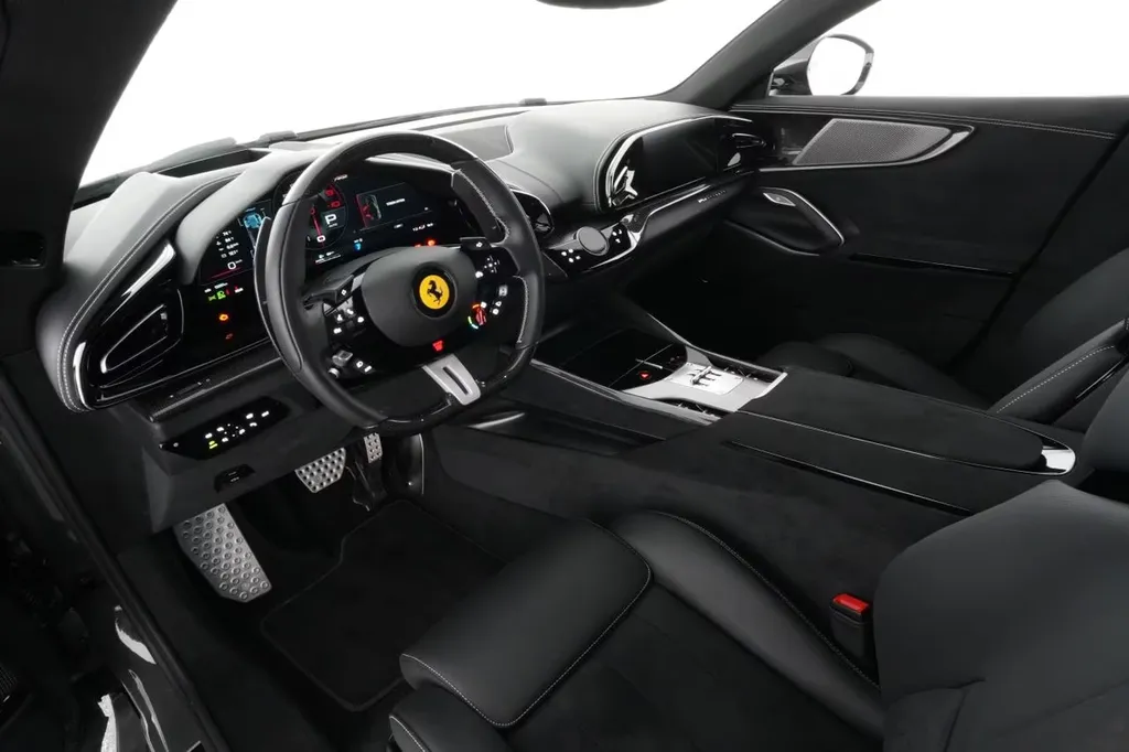 Volant carbone Ferrari Purosangue avec LEDs performance à Bordeaux