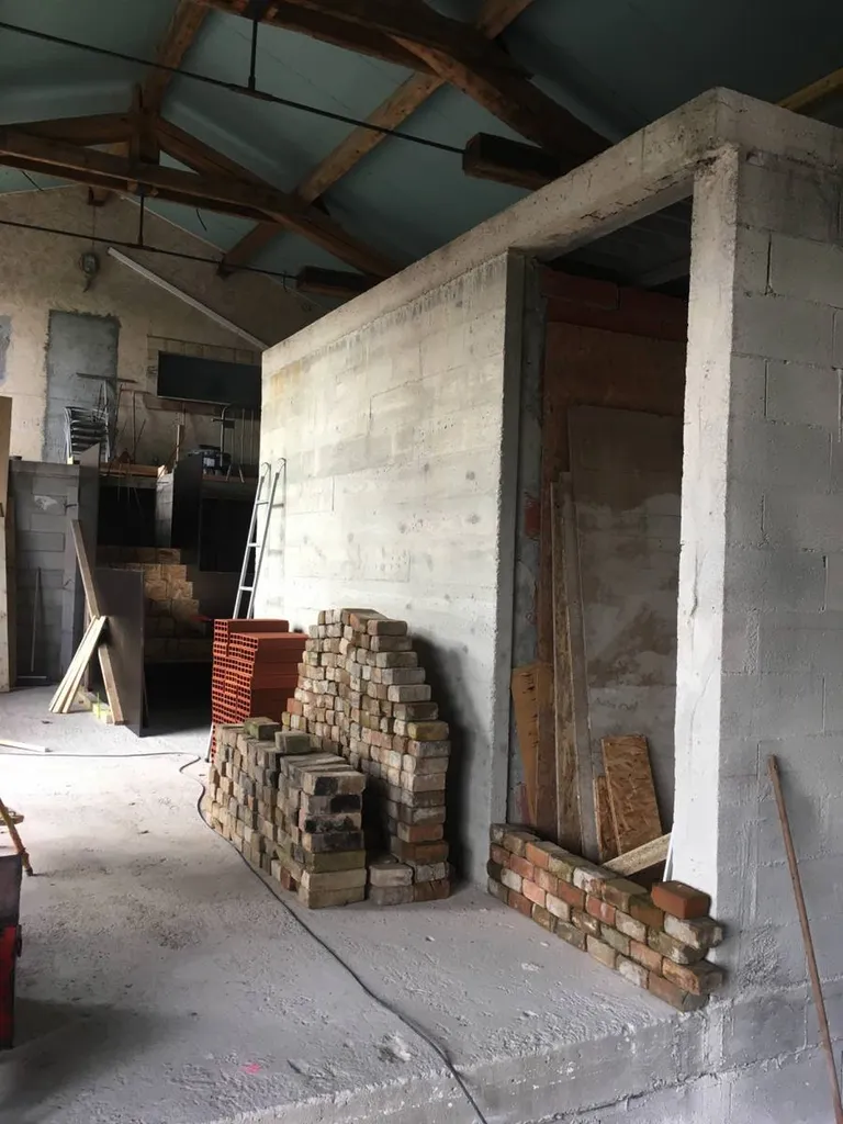 Mur en béton brut de décoffrage et briques - Conception et réalisation d'un mas à Salon de Provence