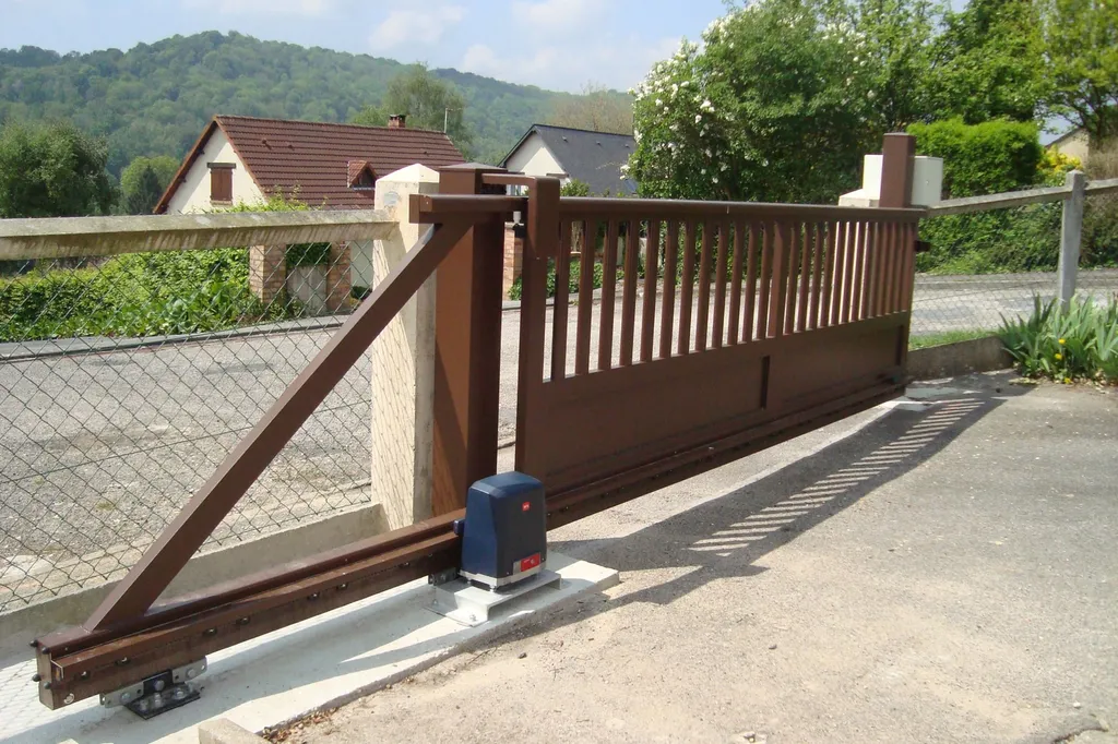 Installation de Portail Coulissant Autoportant Motorisé Design, Modèle Aluminium Sur-Mesure à Beuzeville dans l'Eure 27 et Pont-Audemer